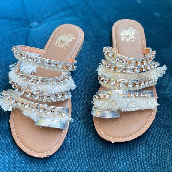 CAMEL TOES FRINGE EMBELLISHED TOE SANDALS SIZE 7 TAN - Picture 3 of 8